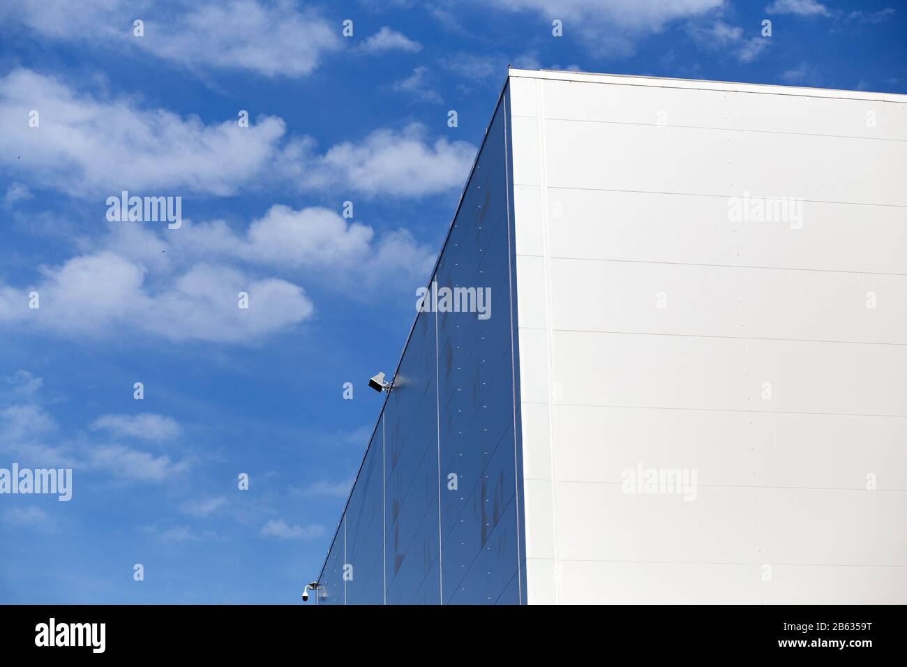 Architecture industrielle blanche - vue extérieure d'une architecture de magasin blanc délavé Banque D'Images