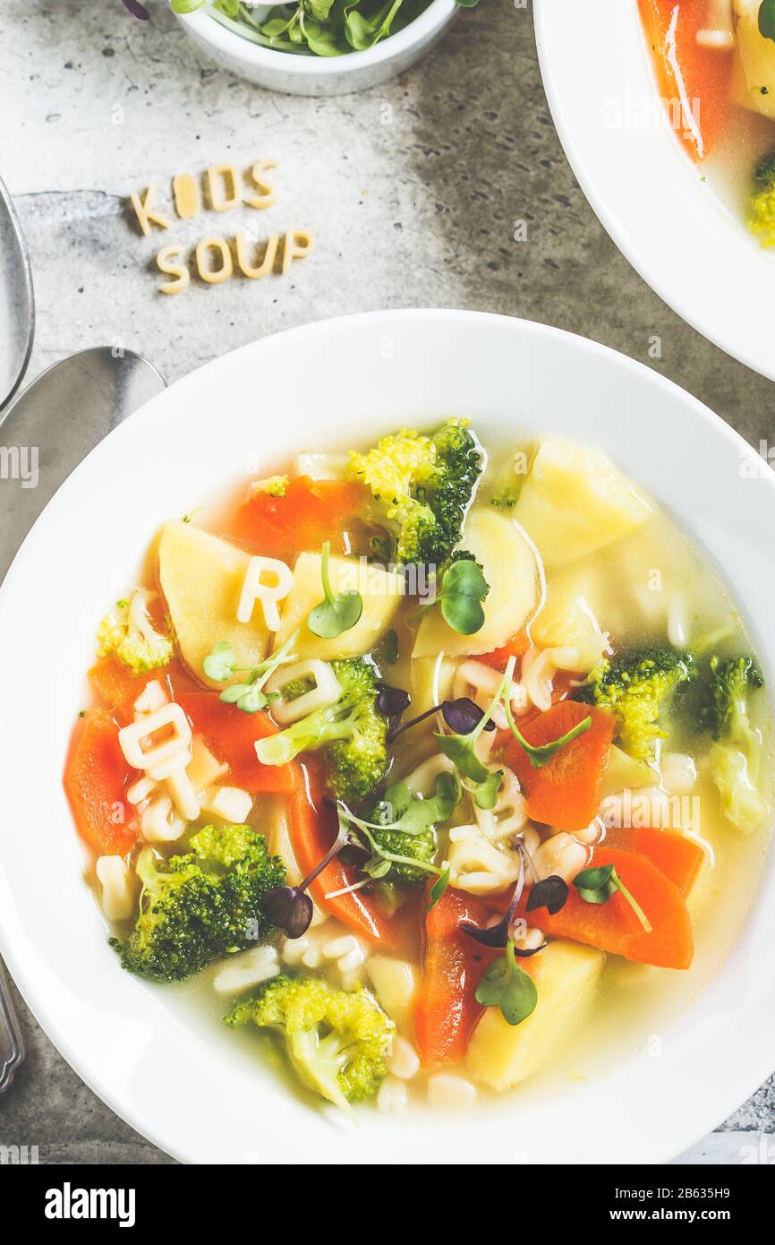 Soupe A L Alphabet Pour Enfants En Bonne Sante Avec Des Legumes Et Des Lettres De Nouilles Dans Des Assiettes Blanches Concept De Nourriture Pour Bebe Photo Stock Alamy