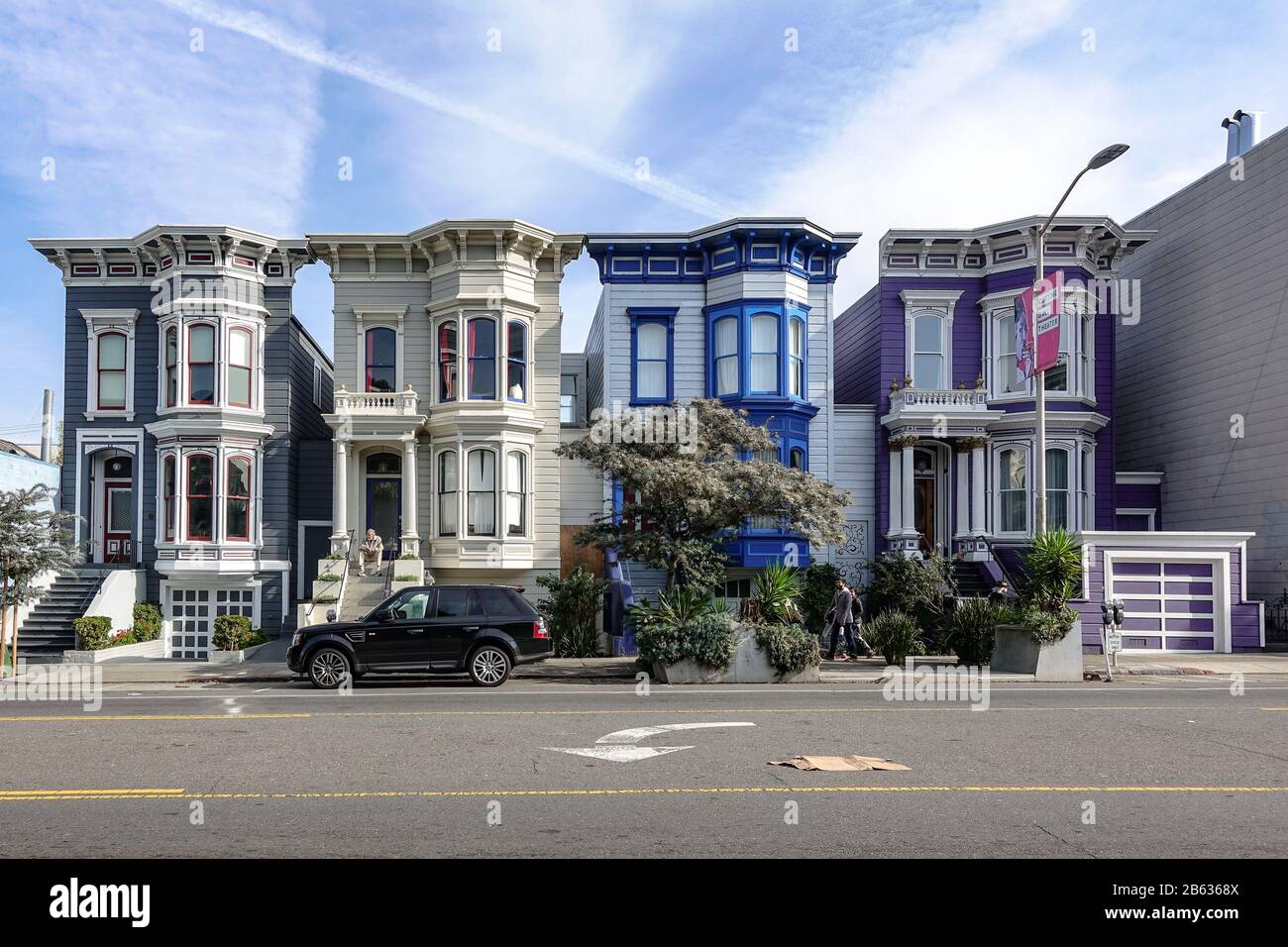 Quatre maisons victoriennes avec baies vitrées sur la rue Valencia dans le quartier de Mission de San Francisco Banque D'Images