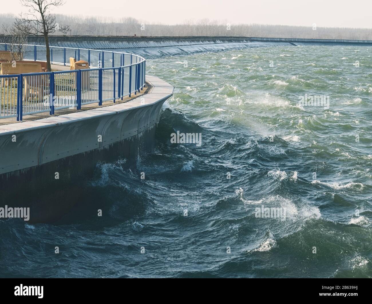 Surface De L'Eau Verdâtre Avec Des Vagues De Stormy Dans Le Barrage D'Eau Banque D'Images