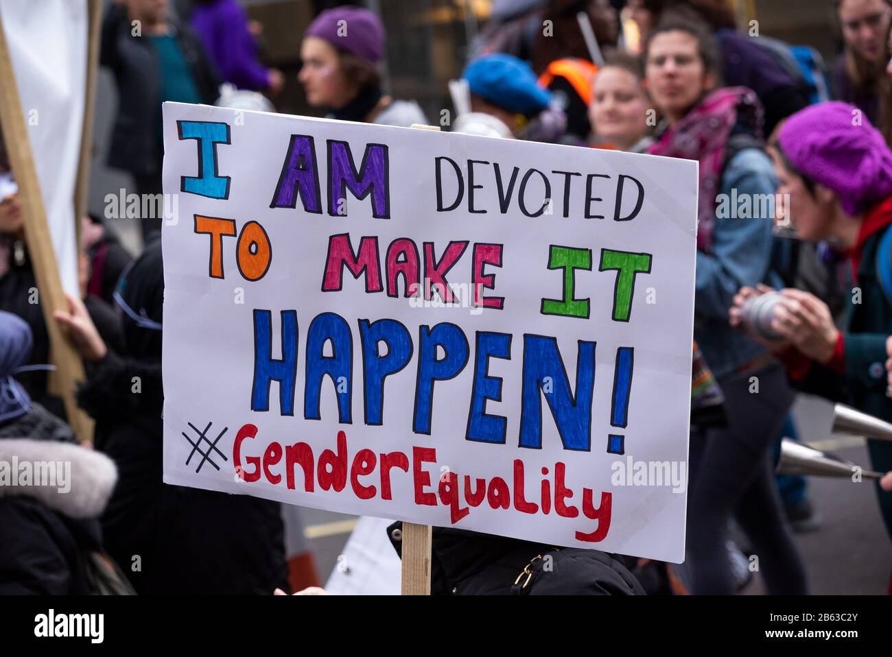 Londres, Royaume-Uni, 7 mars 2020. Le 13ème Million annuel de femmes S'Élèvent en mars à travers le centre de Londres. Marcher contre la violence masculine pour les femmes et les filles. En partant de la jonction Duke Street/Oxford Street et en terminant à Trafalgar Square. Crédit: Stephen Bell/Alay. Banque D'Images