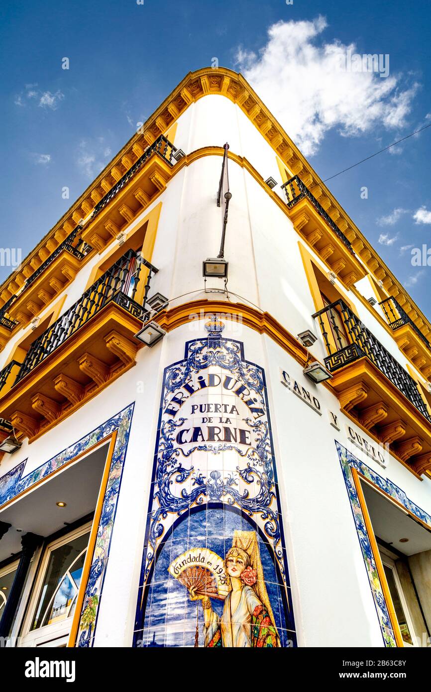 Extérieur du restaurant Freiduria Puerta de la Carne à la façade jaune et blanche, décoré de tuiles bleu azulejo, Séville, Espagne Banque D'Images