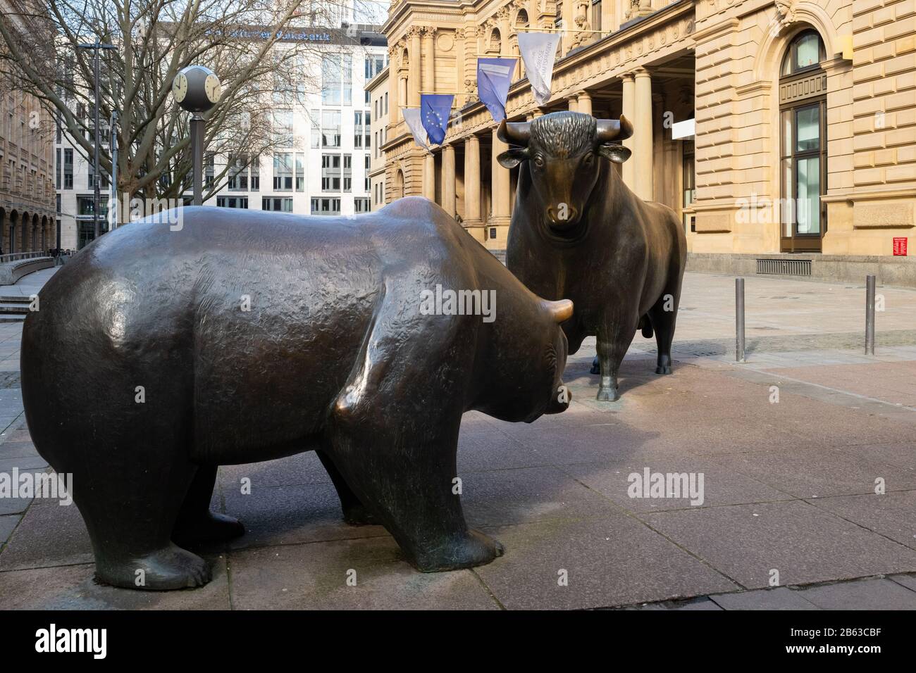 Statues de taureaux et d'ours en dehors de la bourse de Francfort, Allemagne, Europe Banque D'Images
