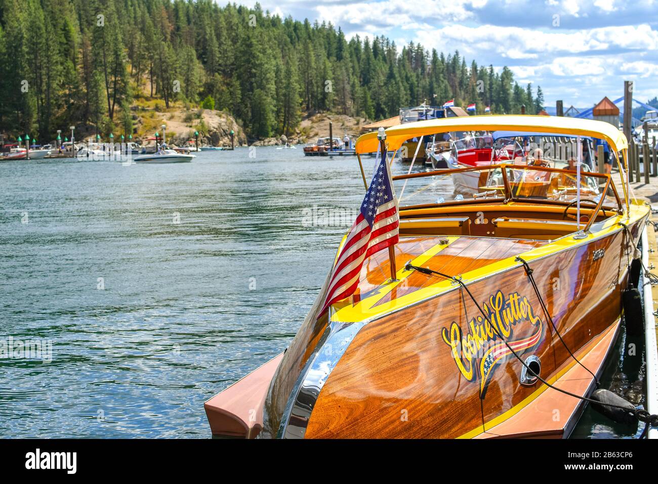 Un bateau en bois d'époque avec drapeau américain à la marina de Boardwalk pendant le salon des bateaux en bois dans les Inland Northwest des États-Unis. Banque D'Images