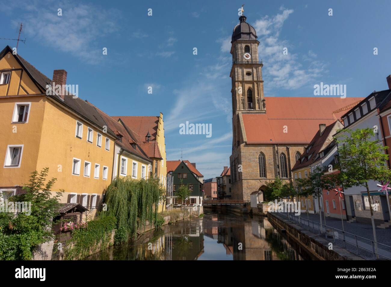 La rivière Vils et la basilique Saint-Martin à Amberg, Bavière, Allemagne. Banque D'Images