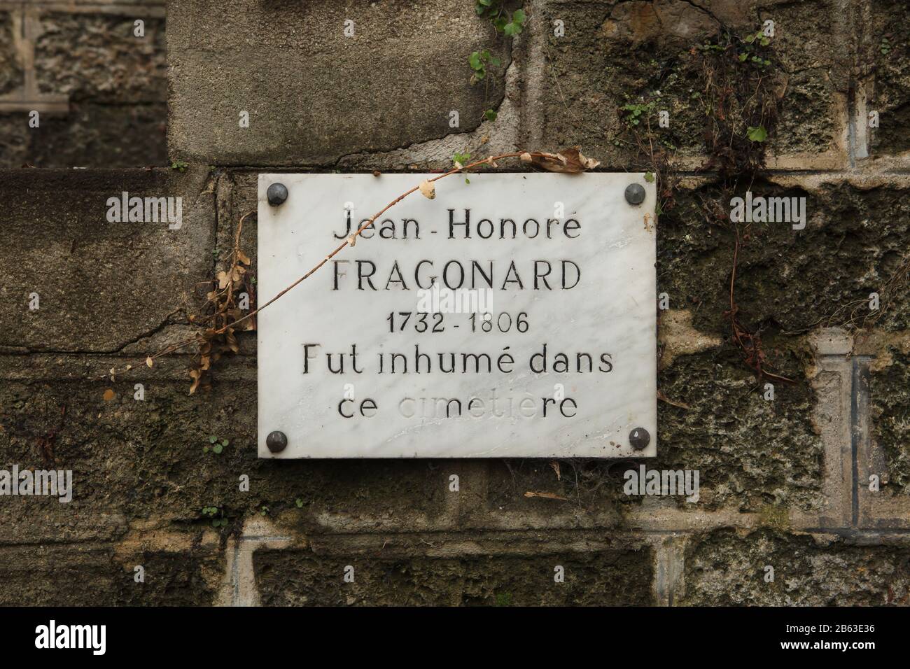 Cénotaphe au peintre rococo français Jean-Honoré Fragonard (1732-1806) au Cimetière de Montmartre (Cimetière de Montmartre) à Paris, France. L'artiste a été enterré au cimetière de Montmartre, mais sa tombe a été perdue. Banque D'Images