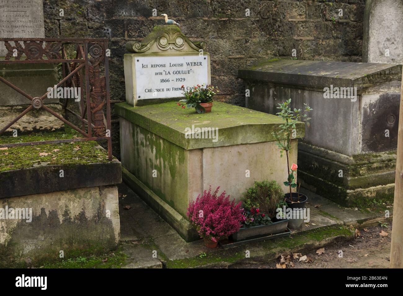 Tombe de la danseuse française de Cancan Louise Weber, mieux connue sous le nom de la Goulue (1866-1929) au cimetière de Montmartre (Cimetière de Montmartre) à Paris, France. La Goulue a été célébrée comme la Reine de Montmartre et comme le créateur de Cancan français. Banque D'Images