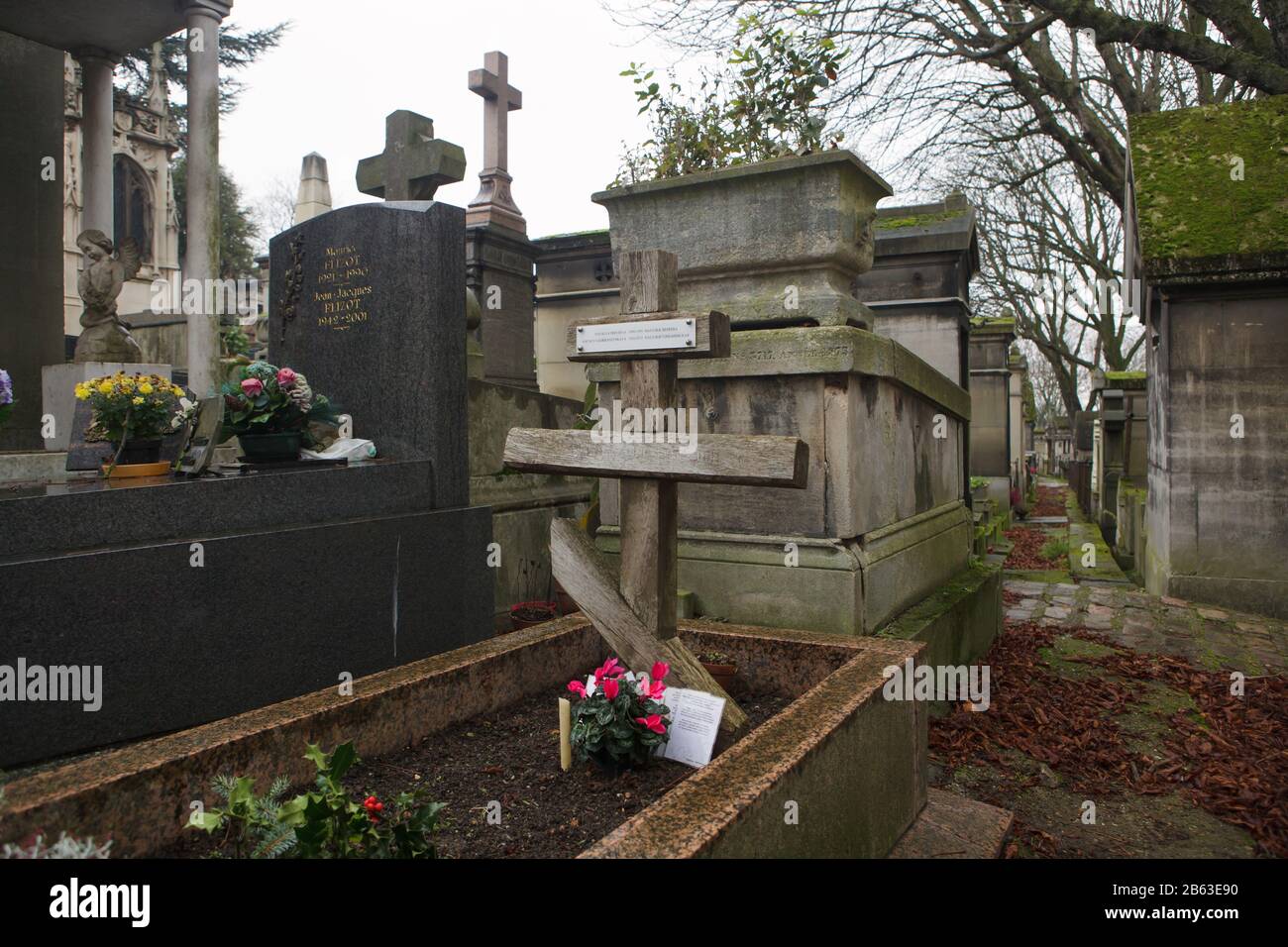 Tombe du dissident soviétique Natalya Gorbanevskaya (1936-2013) au cimetière du Père Lachaise à Paris, France. La poetess russe et traducteur Natalya Gorbanevskaya a été l'un des huit manifestants à manifester sur la place Rouge à Moscou le 25 août 1968 contre l'invasion soviétique de la Tchécoslovaquie. Le dissident soviétique Natalya Dyuzheva (1949-1990) aussi appelé Natalya Dioujeva est également enterré dans la même tombe. Banque D'Images