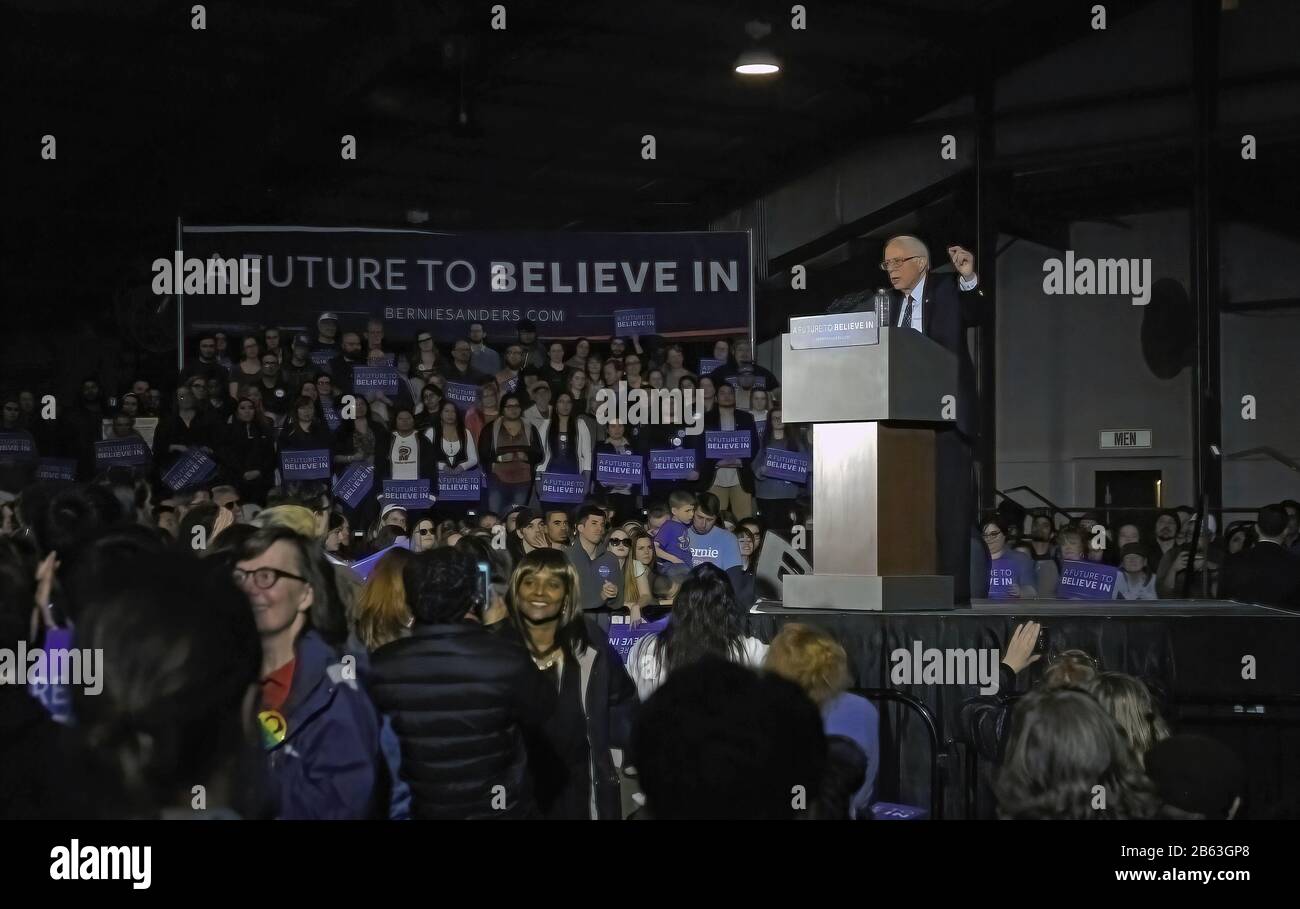 Lawrence, Kansas, États-Unis, 3 mars 2016 la candidate à la présidence démocratique Vermont Bernie Sanders s'adresse à une foule de plus de quatre mille jeunes pour la plupart lors d'un rassemblement ce soir au Parc des Expositions du comté de Douglas : Mark Reinstein/MediaPunch Banque D'Images