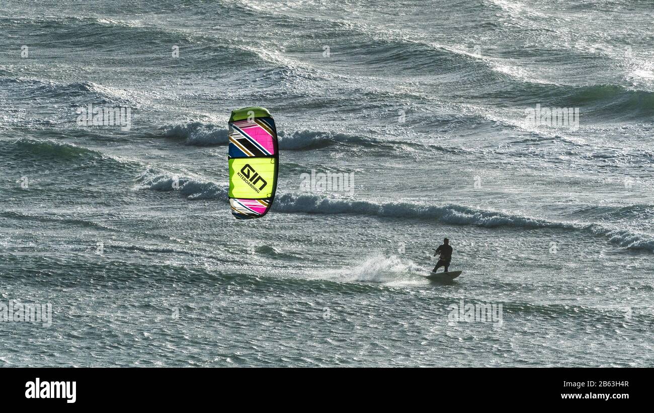 Une image panoramique d'un bateau-kite qui écume à vitesse sur la mer à Crantock, à Newquay, en Cornouailles. Banque D'Images