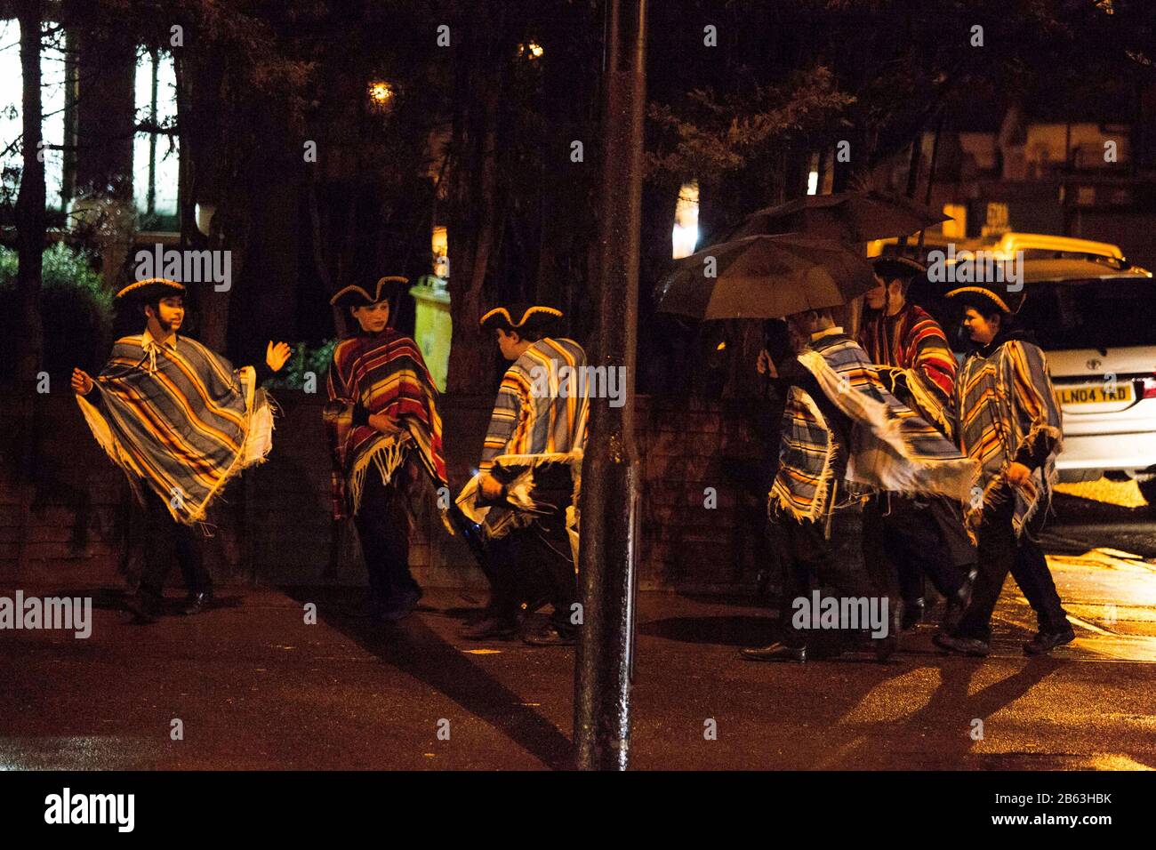 Londres, Stamford Hill, Royaume-Uni. 9 mars 2020. Les enfants juifs ultra-orthodoxes vêtus d'une robe de fantaisie pour célébrer les vacances juives Purim dans le quartier de Stamford Hill à Londres. Le festival comprend la lecture du Livre d'Esther, décrivant la défaite de Haman, le conseiller du roi persan, qui a fait un tract pour massacrer le peuple juif il y a 2 500 ans, un événement qui a été empêché par le courage d'Esther. Crédit: Marcin Nowak/Alay Live News Banque D'Images