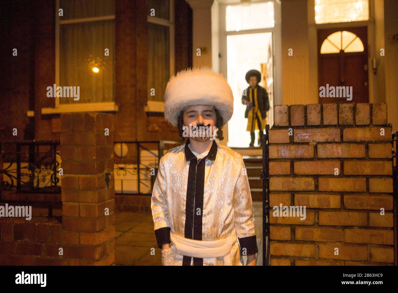 Londres, Stamford Hill, Royaume-Uni. 9 mars 2020. Les enfants juifs ultra-orthodoxes vêtus d'une robe de fantaisie pour célébrer les vacances juives Purim dans le quartier de Stamford Hill à Londres. Le festival comprend la lecture du Livre d'Esther, décrivant la défaite de Haman, le conseiller du roi persan, qui a fait un tract pour massacrer le peuple juif il y a 2 500 ans, un événement qui a été empêché par le courage d'Esther. Crédit: Marcin Nowak/Alay Live News Banque D'Images