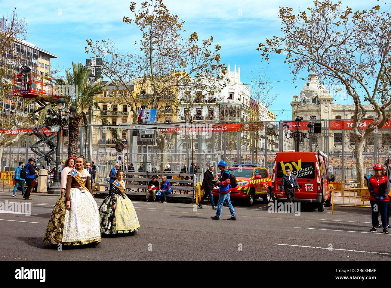 Des femmes représentantes du festival Flas (Falloueras) se sont défilés à la place de l'hôtel de ville avant le feu d'artifice traditionnel de la journée (Mascleta). Banque D'Images