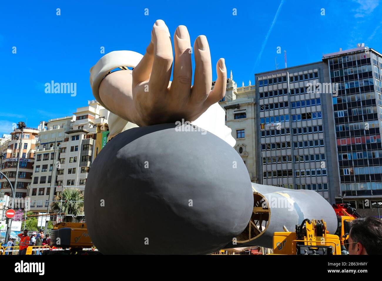 Le yoga inachevé pose Falloua sur la place de l'hôtel de ville pour le festival Flas de Valence. Ces figurines sont brûlées le dernier jour du festival, le "Cremà". Banque D'Images
