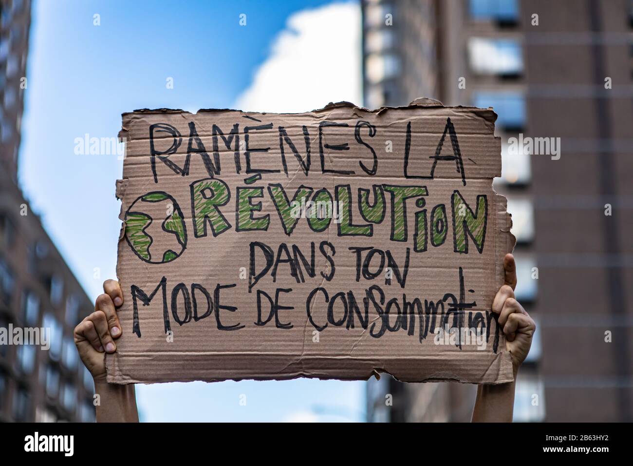 Une vue rapprochée d'un signe français disant de ramener la révolution dans votre tendance à la consommation, de se révolter contre le consumérisme et de jeter la société Banque D'Images