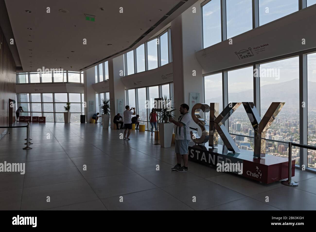 Visiteurs sur le pont d'observation de Gran Torre Santiago, Chili Banque D'Images