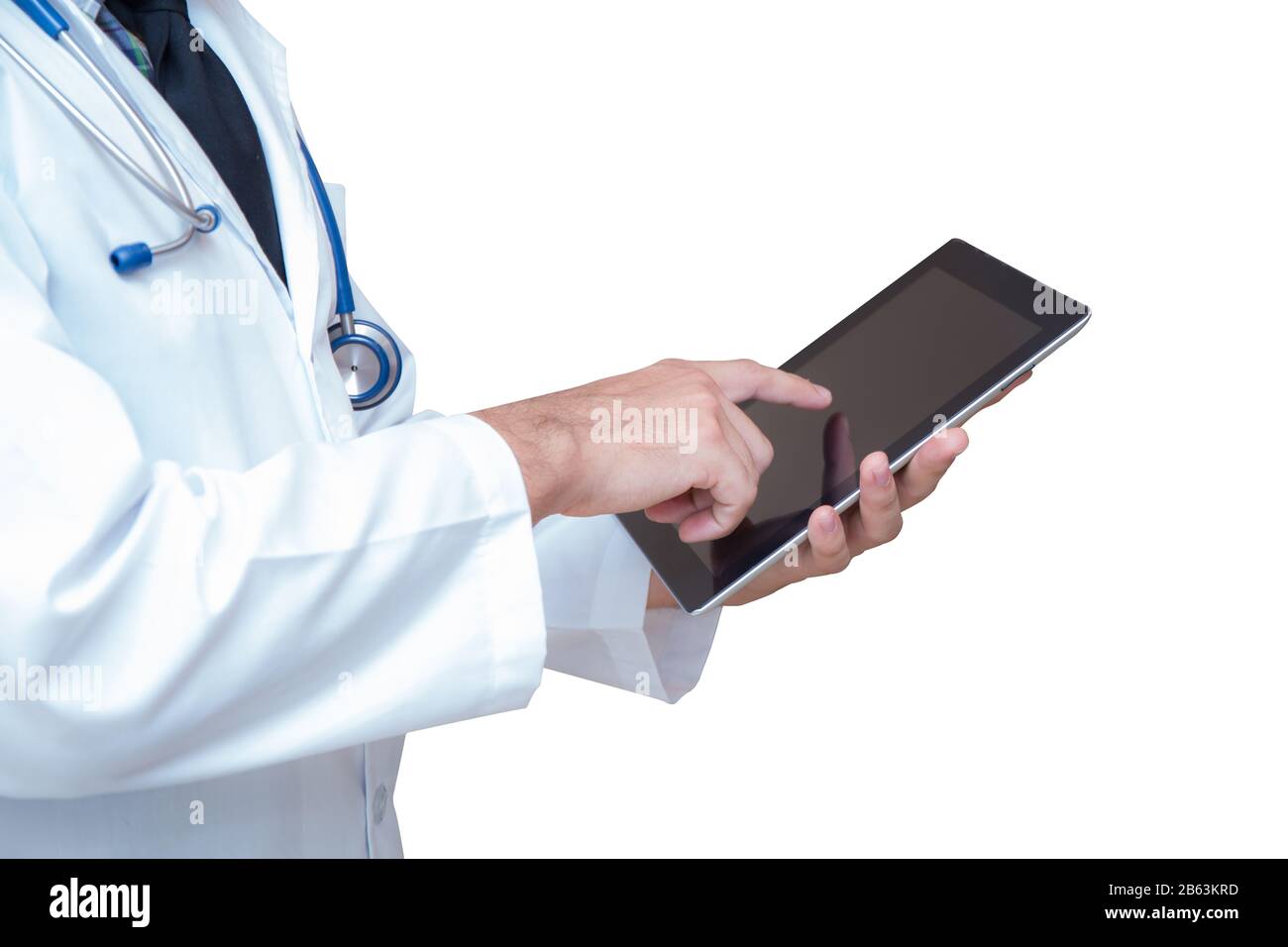 Doctor holding a tablet computer lors de l'utilisation il isolé sur fond blanc Banque D'Images