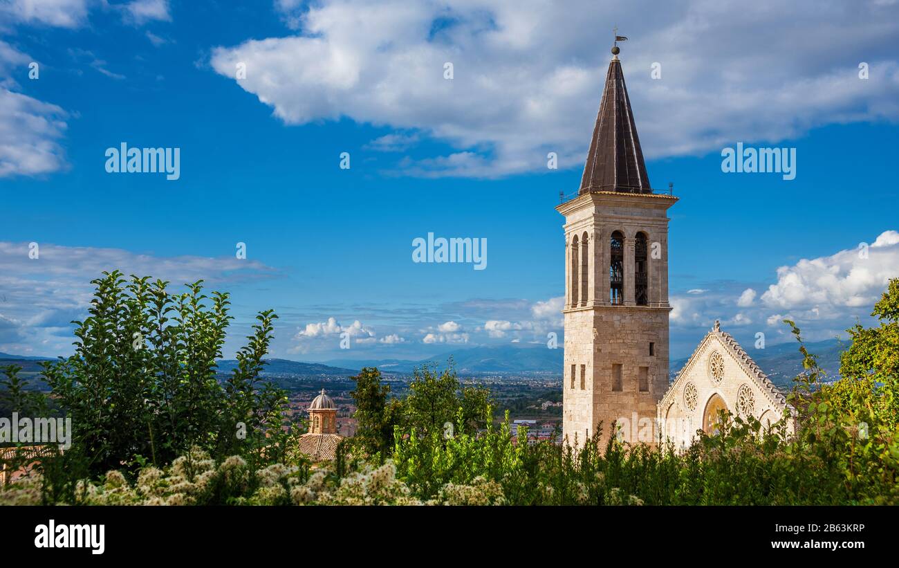 La magnifique façade médiévale et clocher de la cathédrale Spoleto, un monument de la ville achevé au XIIIe siècle, avec la campagne d'Ombrie Banque D'Images