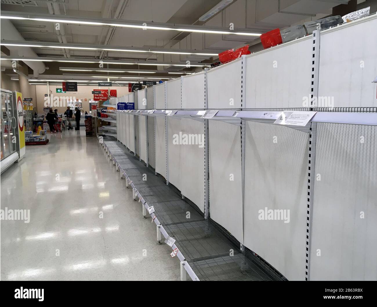 Étagères vidées de papier toilette par crainte de Covid 19, Grand supermarché de Sydney Banque D'Images
