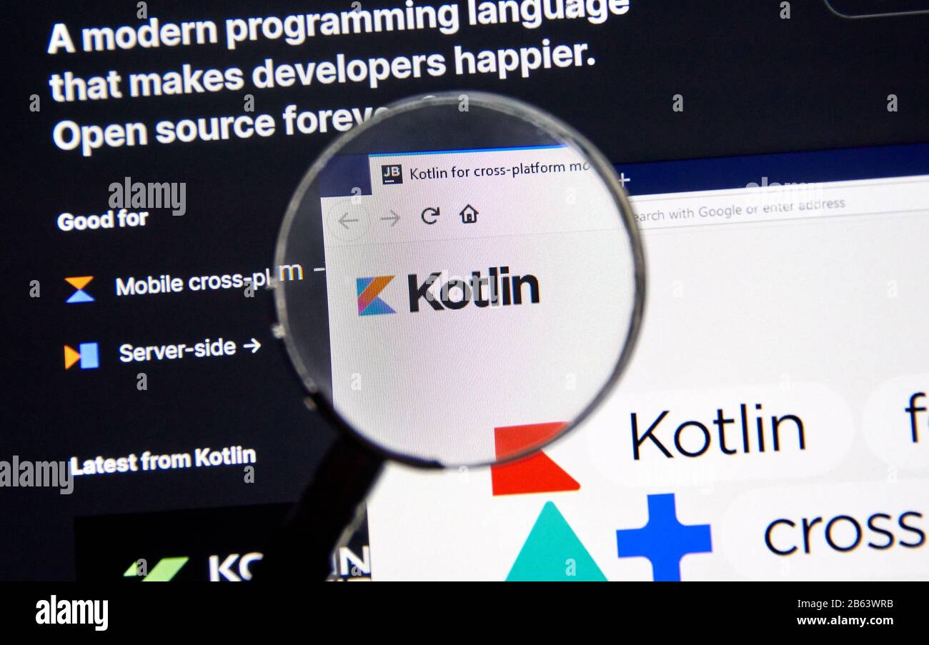 Montréal, Canada - le 08 mars 2020: Kotlin exemple code, site et logo sous loupe. Kotlin est une plate-forme transversale populaire moderne, statiquement ty Banque D'Images