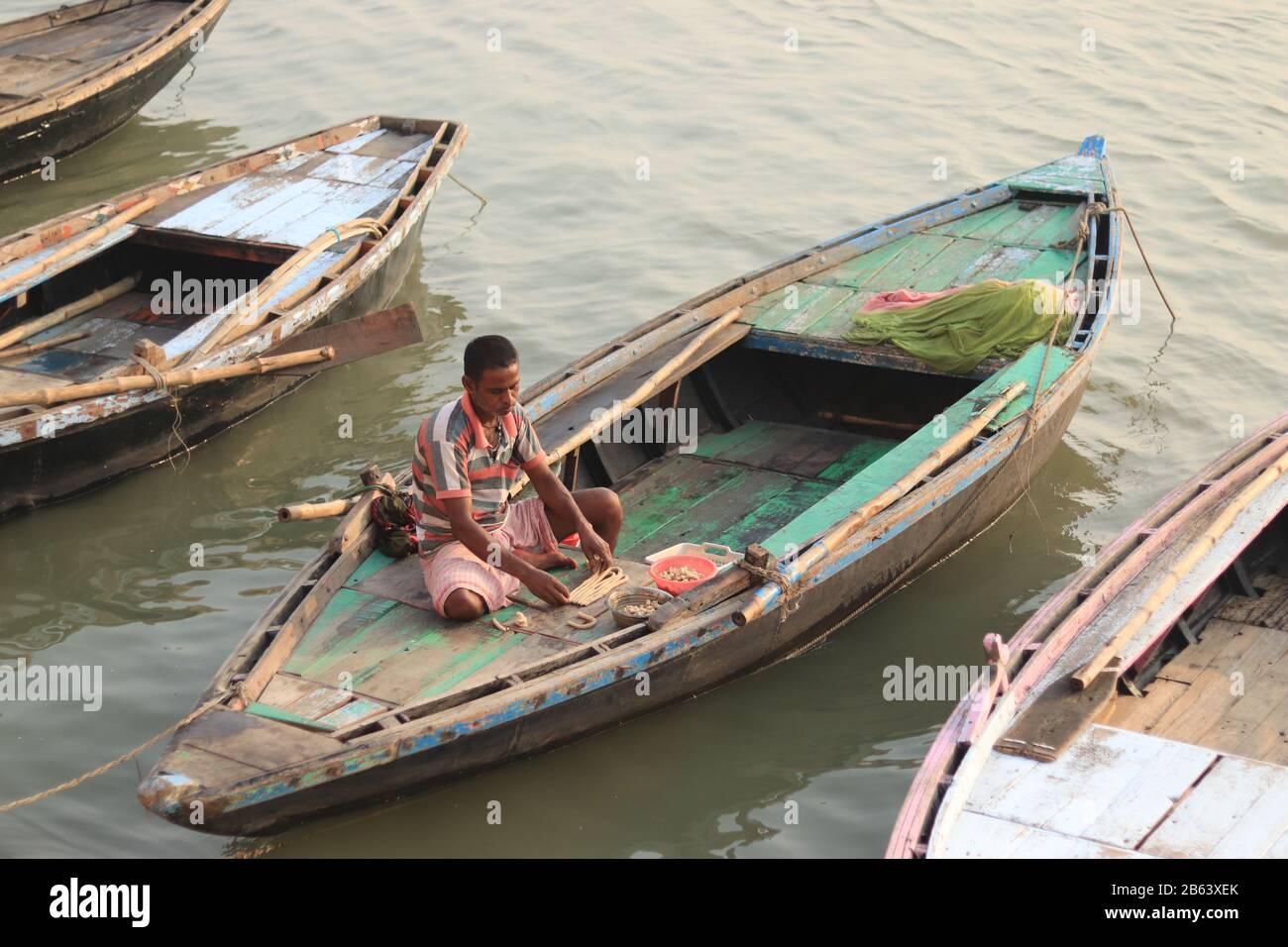 Un homme indien fabrique des aliments sur le bateau Banque D'Images