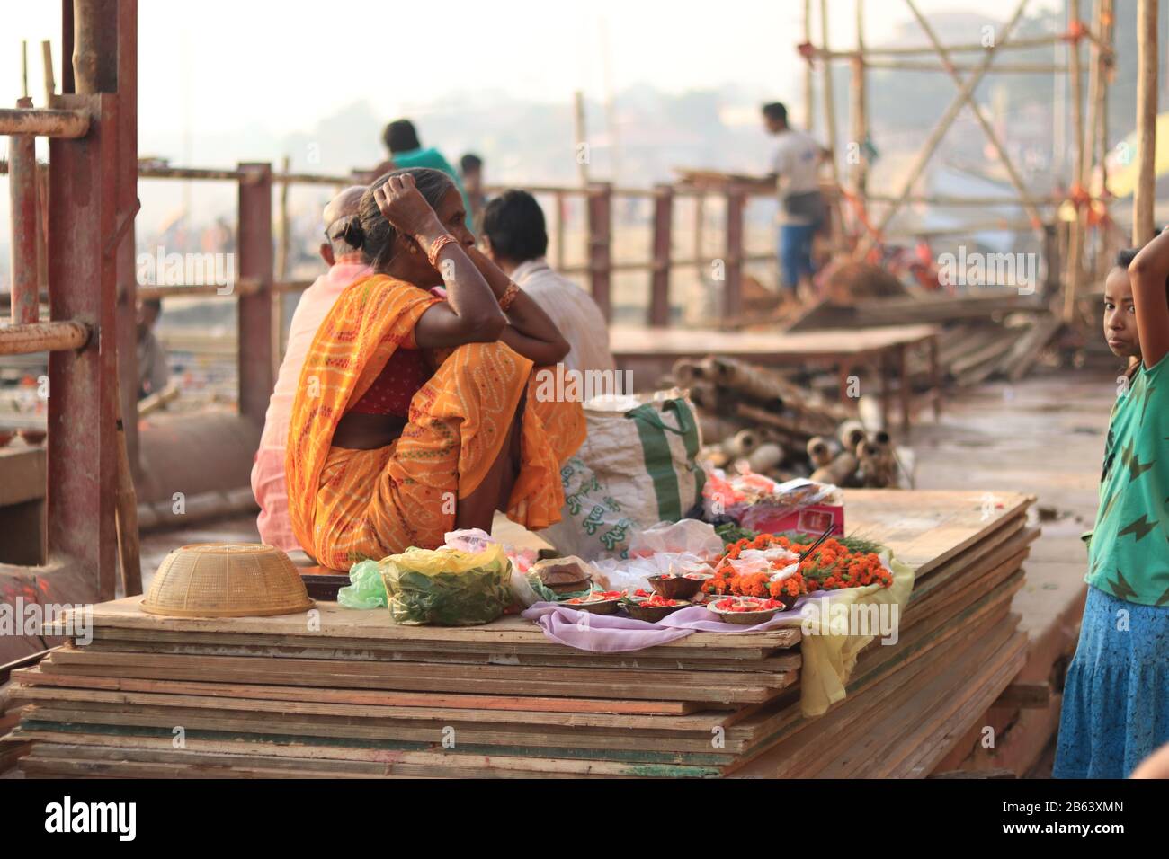Grand-mère et sa petite-fille vendent des fleurs sur la rive du Ganga River Banque D'Images