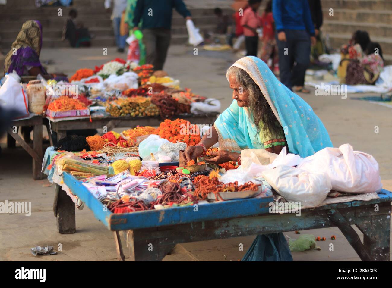 Vendeur de souvenirs près du Ganga River, Varanasi Banque D'Images