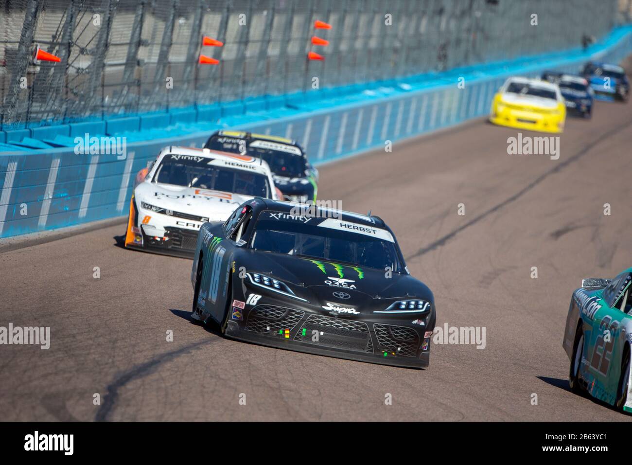 Avondale, Arizona, États-Unis. 8 mars 2020. Riley Herbst (18) lutte pour la position du tracteur LS 200 à Phoenix Raceway à Avondale, Arizona. (Image De Crédit : © Logan Arce/Asp) Banque D'Images