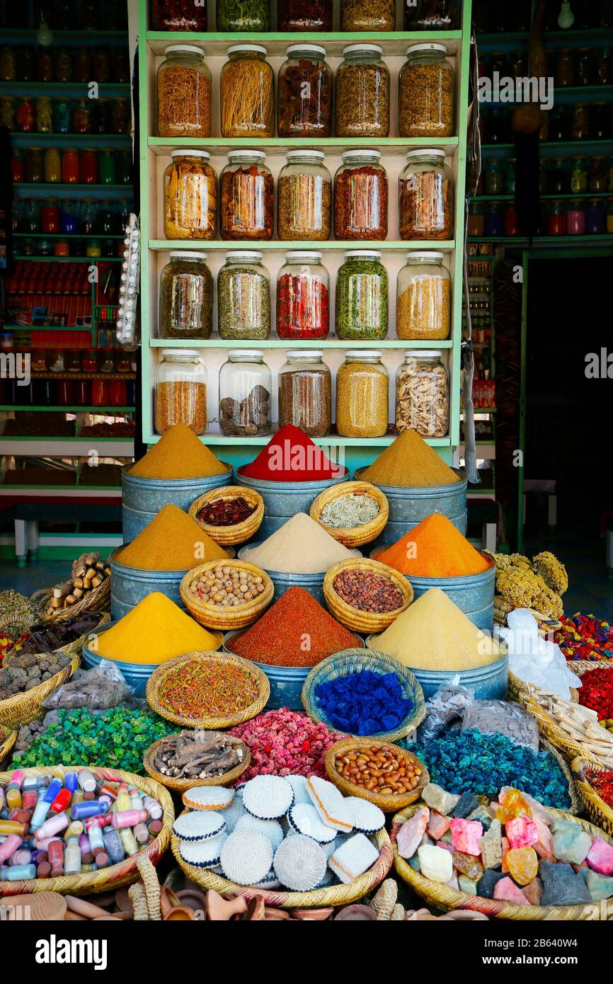 calage d'épices vendu sur le marché dans la médina de marrakech Banque D'Images