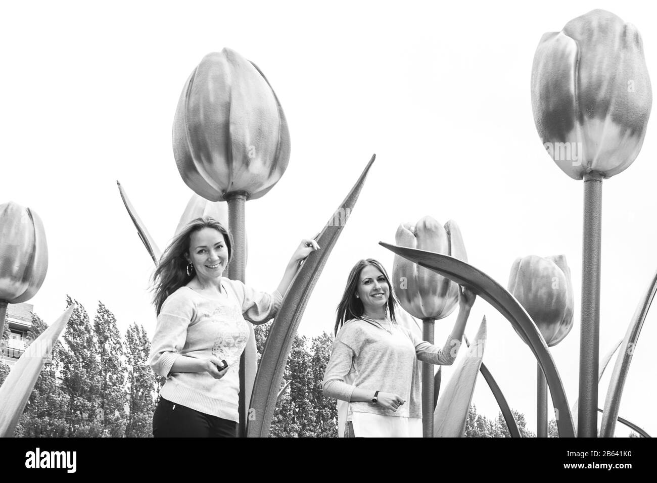 Deux jeunes femmes parmi d'énormes tulipes à Madurodam Banque D'Images