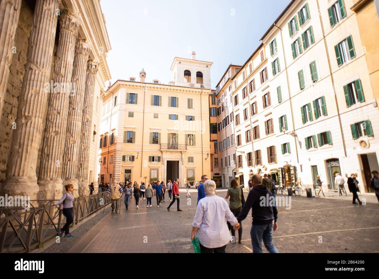 Rome. Italie - 21 mars 2017 : touristes sur la Piazza di Pietra à Rome, Italie. Banque D'Images