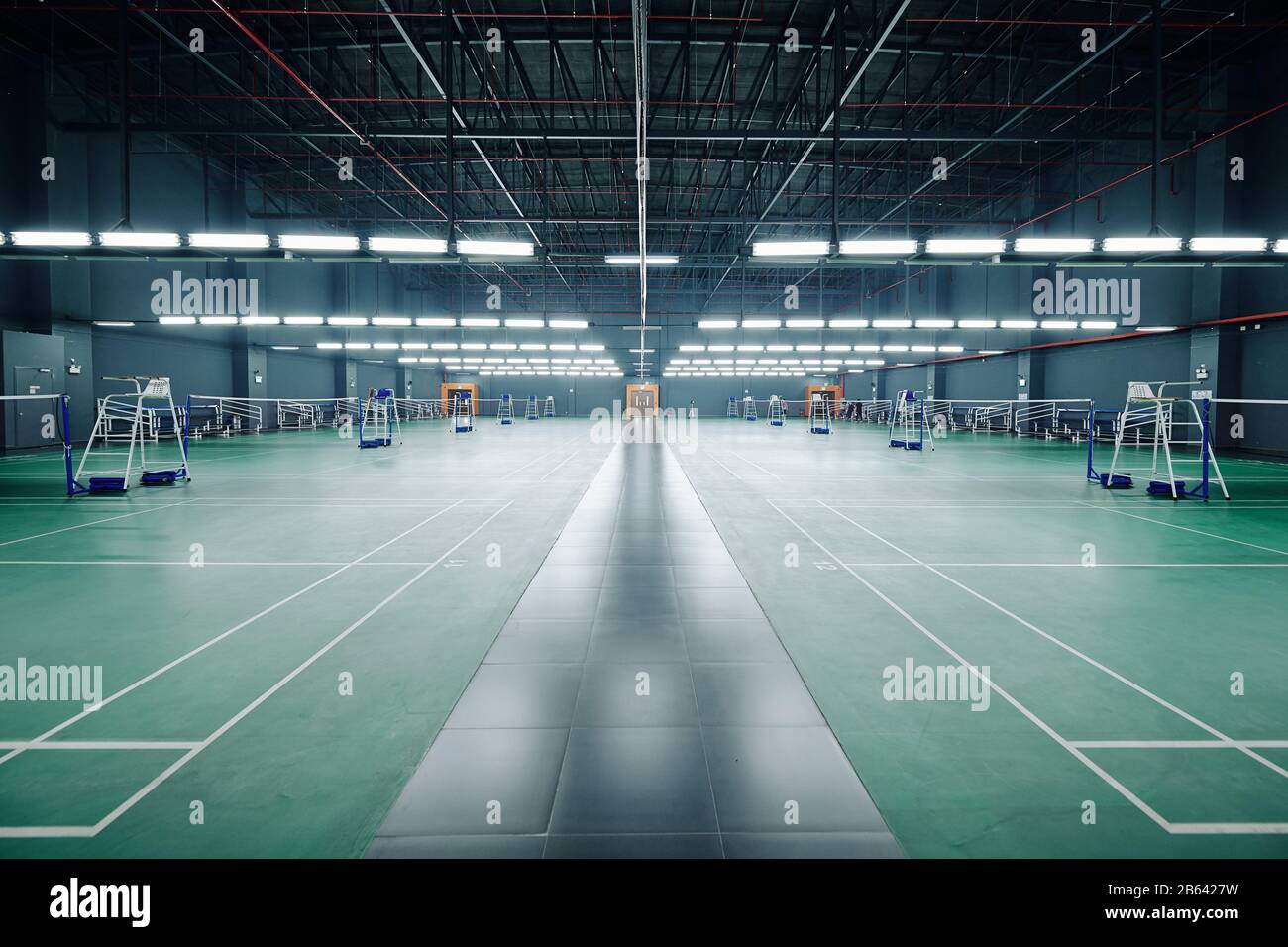 Gymnase vide avec terrains de badminton et de tennis et de formation Banque D'Images