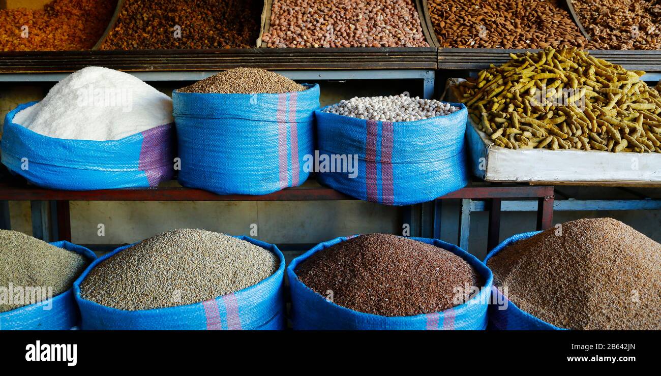 assortiment de plants vendus sur le marché dans la médina de marrakech Banque D'Images