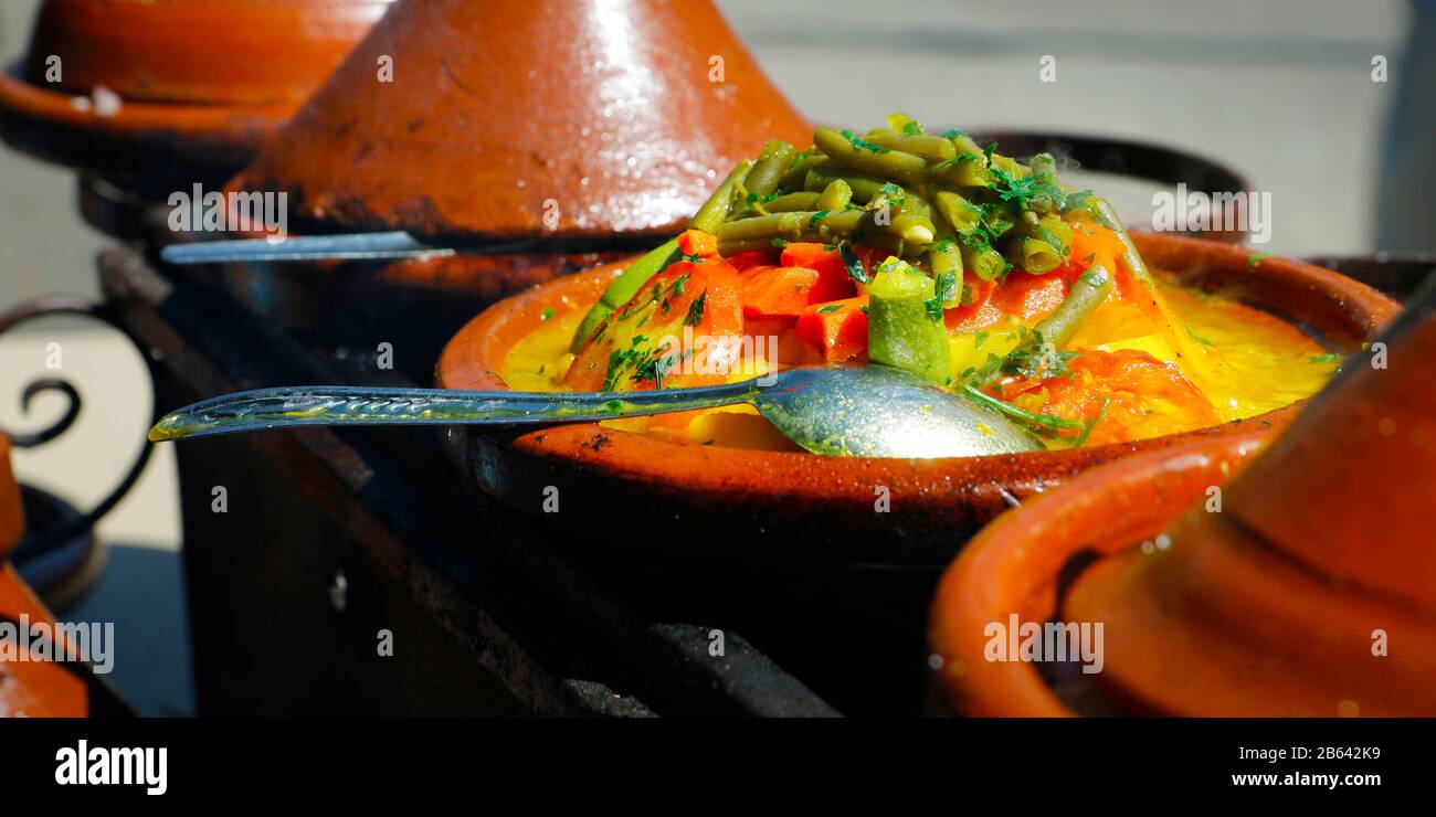 assortiment de tajine vendus sur le marché dans la médina de marrakech Banque D'Images