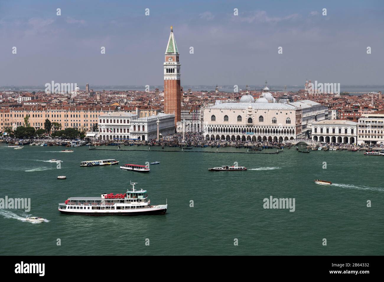 Vue depuis San Giorgio Maggiore de la Bibliothèque nationale, Campanile, place Saint-Marc et Palais des Doges, Venise, Vénétie, Italie Banque D'Images