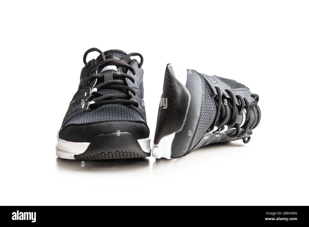 Chaussures de sport noires isolées sur fond blanc. Banque D'Images
