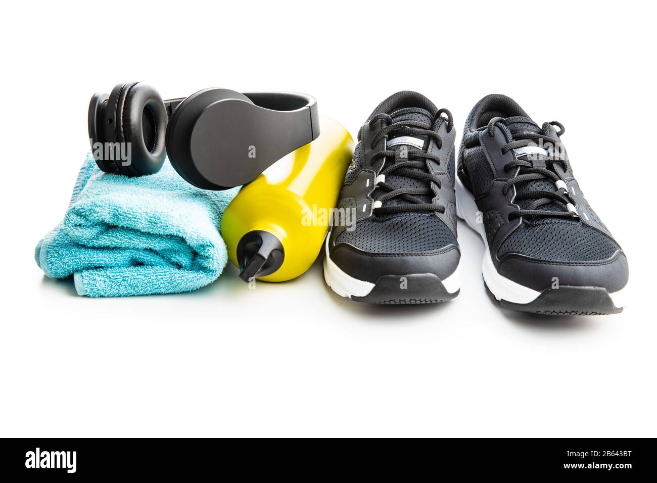 Concept de forme physique. Chaussure de sport noire, casque, haltère et bouteille isolés sur fond blanc. Banque D'Images