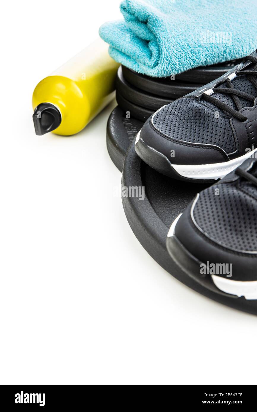 Concept de forme physique. Chaussures de sport noires isolées sur fond blanc. Banque D'Images