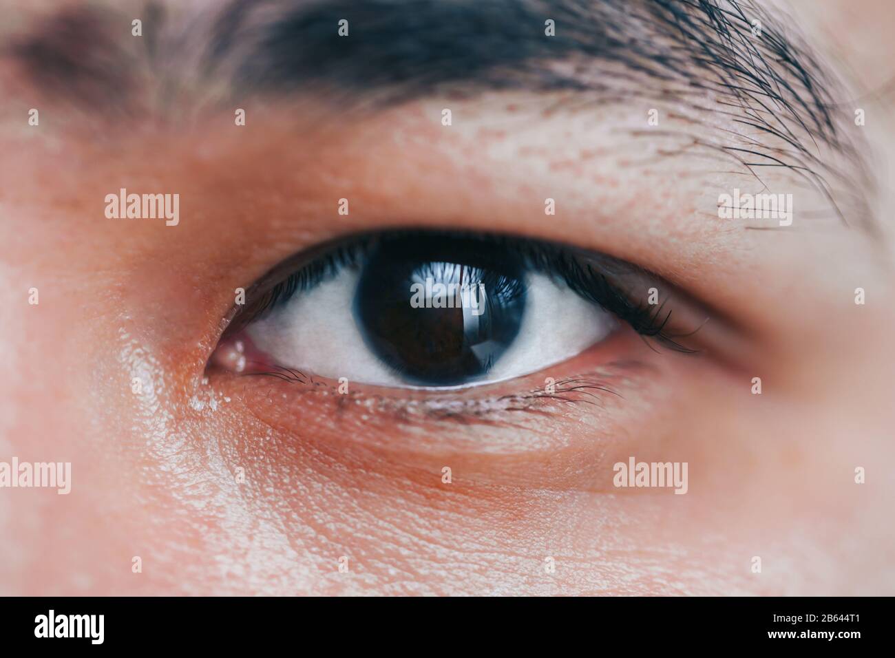 homme asiatique à œil noir Banque D'Images
