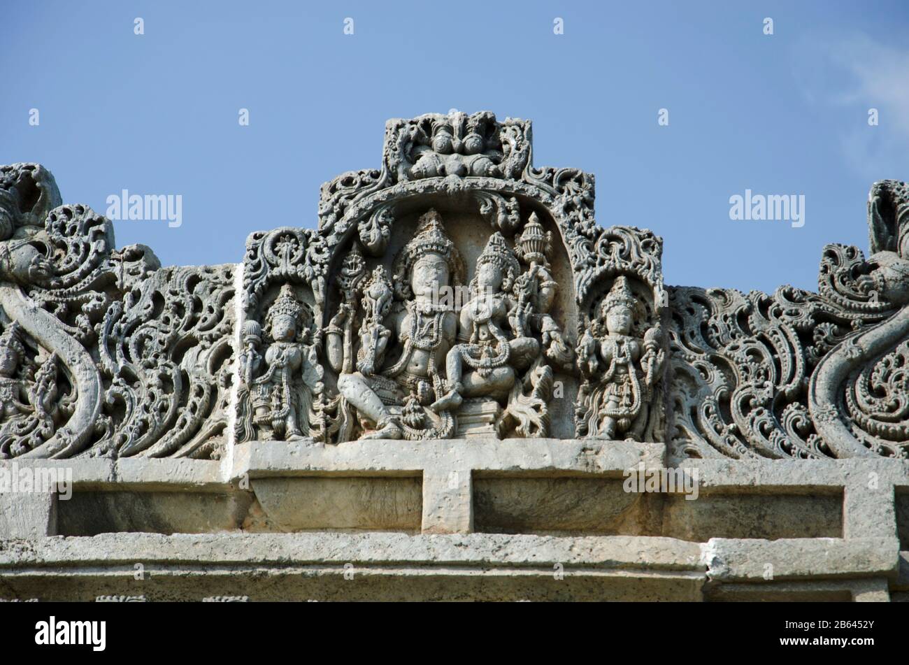 Idoles sculptées sur le mur extérieur du temple de Veera Narayana, Belavadi, Karnataka, Inde Banque D'Images