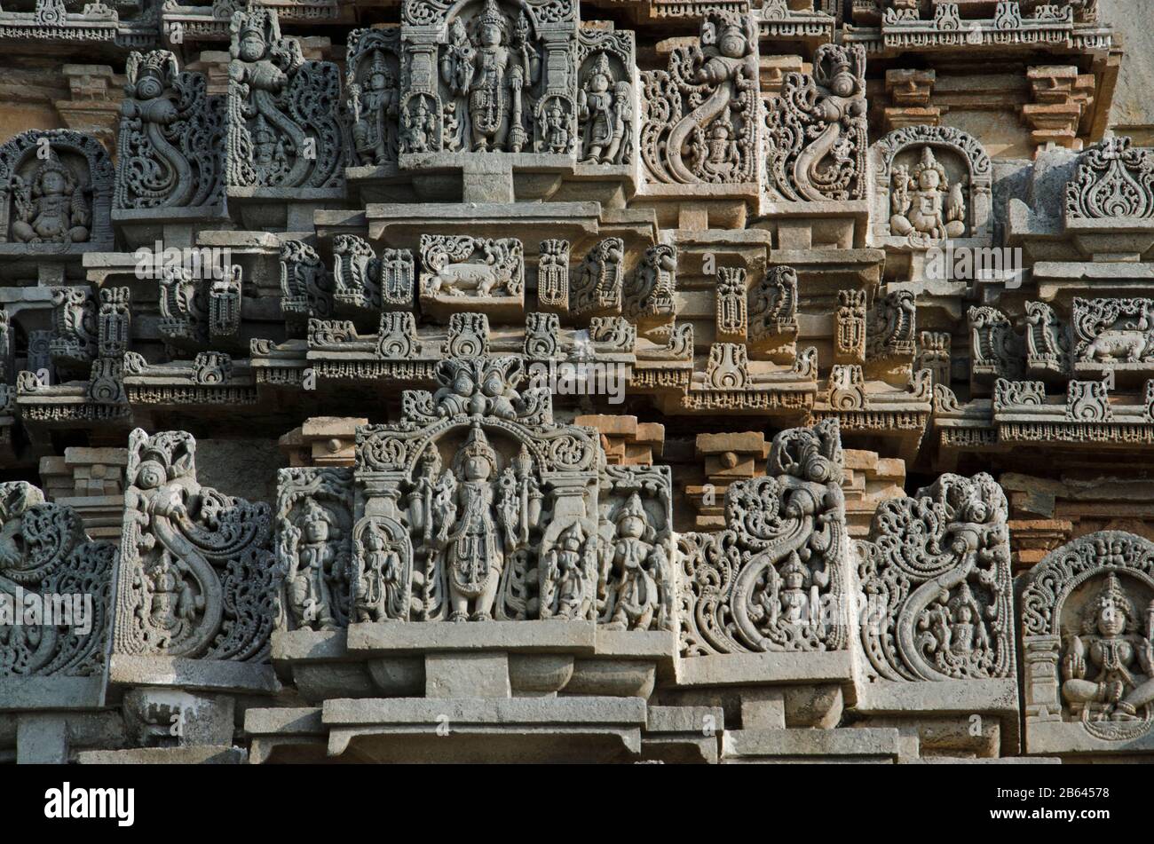 Idoles sculptées sur le mur extérieur du temple de Veera Narayana, il a été construit pendant la domination de l'Empire du Hoysala, Belavadi, Karnataka, Inde Banque D'Images