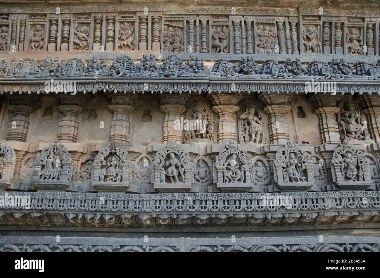 Sculptures sculptées sur le mur extérieur du complexe du Temple Chennakeshava, temple hindou du XIIe siècle dédié au seigneur Vishnu, Belur, Karnataka, Inde Banque D'Images