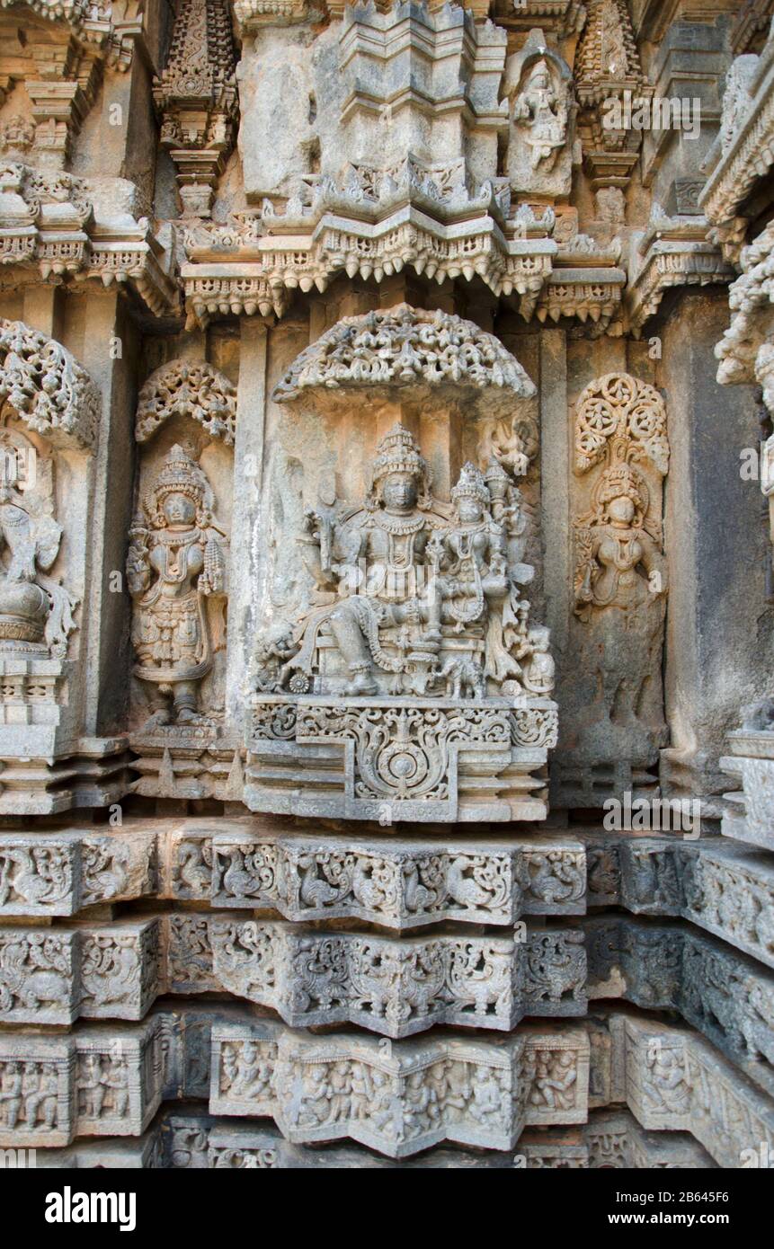 Les idoles sculptées dans le temple de Chennakesava sont un temple hindou de Vaishnava, Somanathapura, Karnataka, Inde Banque D'Images