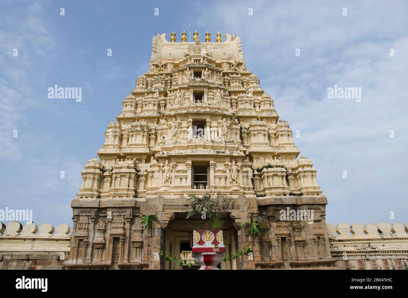 Gopuram du Temple Ranganathaswamy, situé à l'intérieur du fort, aurait été construit par Ramanuja, Srirangapatna, Karnataka, Inde Banque D'Images