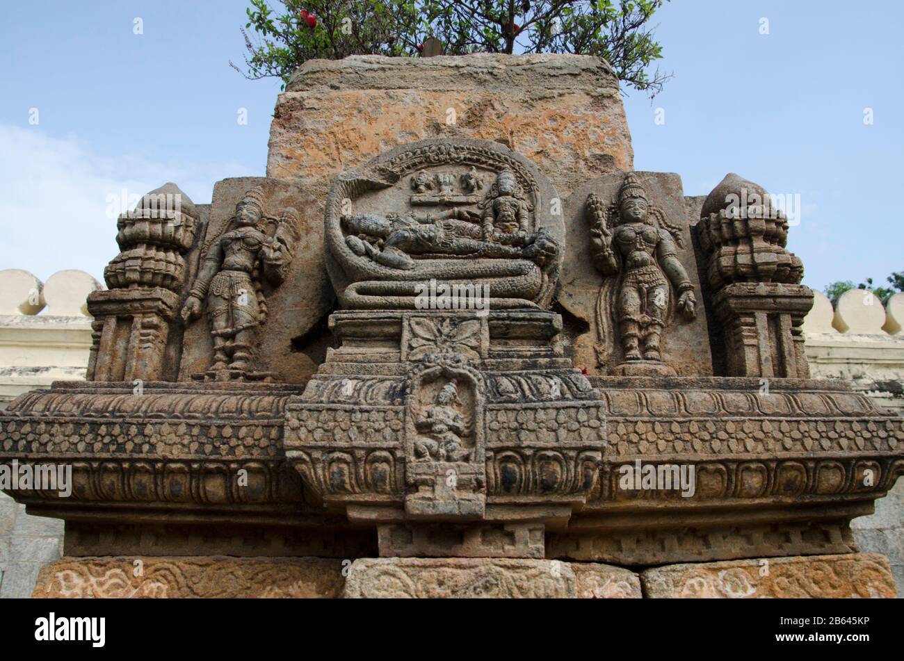 Idole sculpté sur le mur extérieur d'un petit temple, Temple Ranganathaswamy, Srirangapatna, Karnataka, Inde Banque D'Images