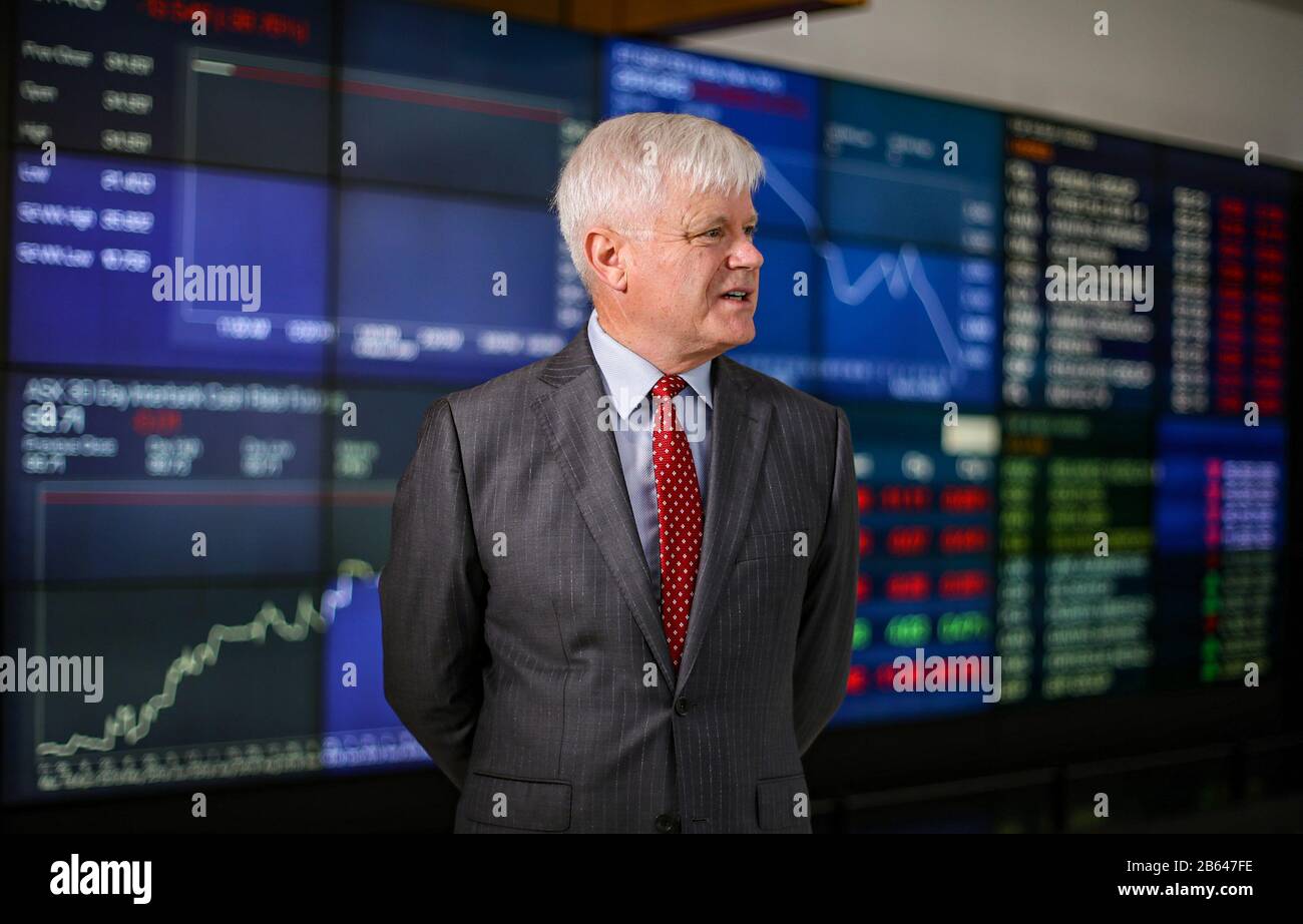 Sydney, Australie. 10 mars 2020. Économiste en chef de Deloitte Australie Chris Richardson reçoit une entrevue à la Bourse australienne des valeurs mobilières (ASX) à Sydney, en Australie, le 10 mars 2020. Le marché australien des actions a ouvert mardi un peu plus bas malgré les inquiétudes liées à des pertes plus lourdes suite à un faible plomb des marchés étrangers. À 10 h 30 (AEST), l'indice de référence S&P/ASX 200 a diminué de 22,30 points, soit 0,39 pour cent à 5 738,30, tandis que l'indice général De Tous les ordinaires a diminué de 29,10 points, soit 0,50 pour cent à 5 793,30. Crédit: Bai Xuefei/Xinhua/Alay Live News Banque D'Images