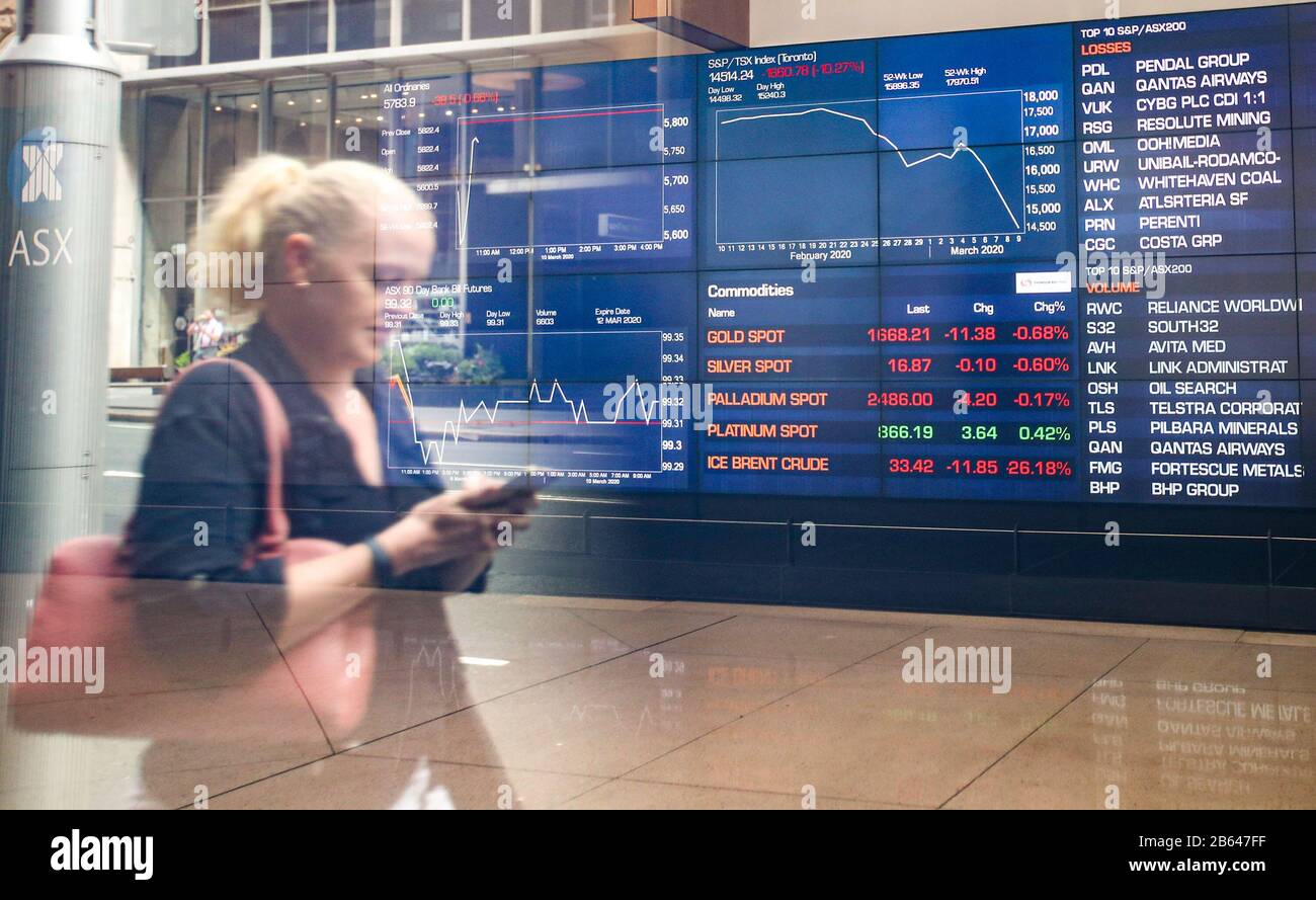 Sydney, Australie. 10 mars 2020. Une femme se promène à l'extérieur de l'Australian Securities Exchange (ASX) à Sydney, en Australie, le 10 mars 2020. Le marché australien des actions a ouvert mardi un peu plus bas malgré les inquiétudes liées à des pertes plus lourdes suite à un faible plomb des marchés étrangers. À 10 h 30 (AEST), l'indice de référence S&P/ASX 200 a diminué de 22,30 points, soit 0,39 pour cent à 5 738,30, tandis que l'indice général De Tous les ordinaires a diminué de 29,10 points, soit 0,50 pour cent à 5 793,30. Crédit: Bai Xuefei/Xinhua/Alay Live News Banque D'Images