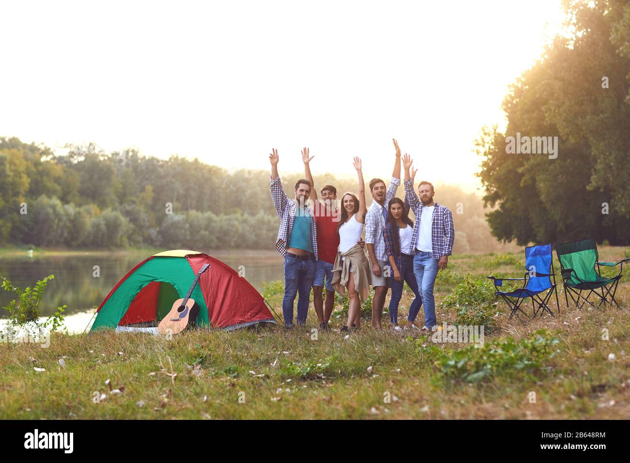 Groupe de personnes smiling standing sur un pique-nique Banque D'Images