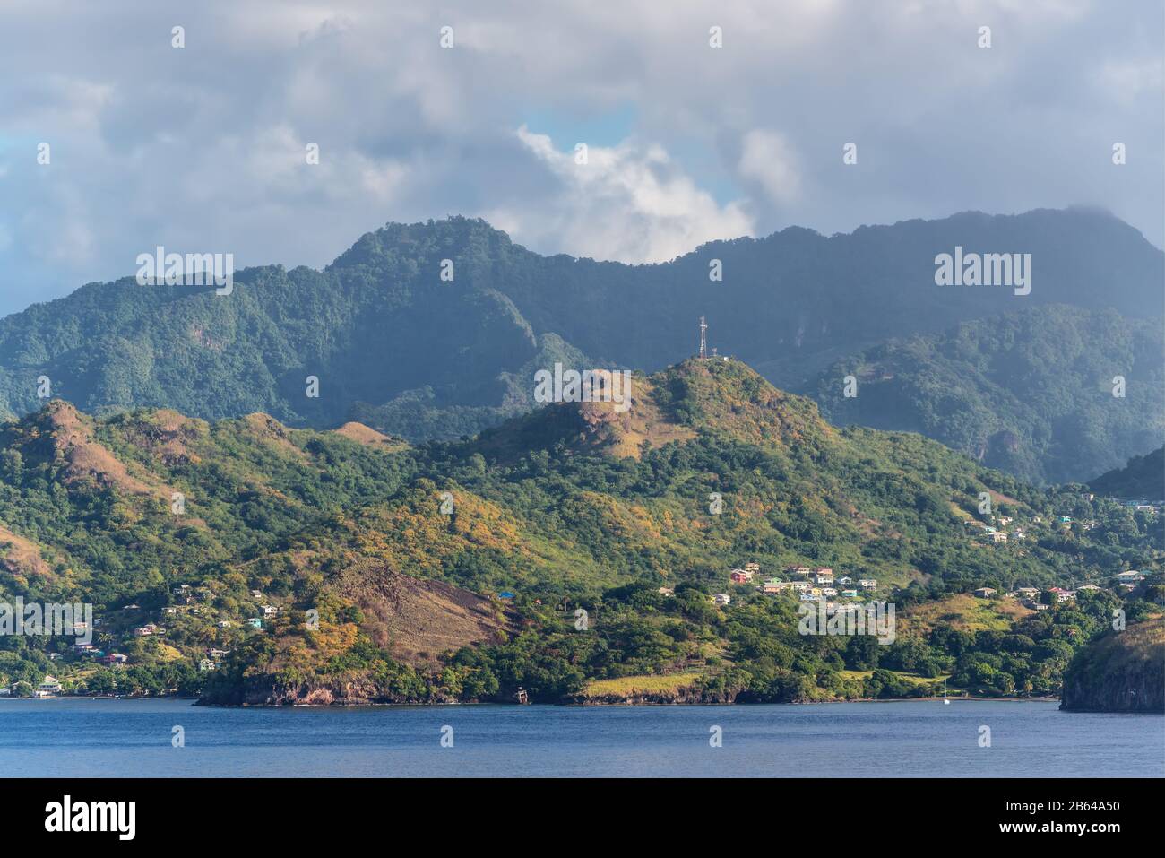 Vue sur la côte avec de nombreuses maisons de vie sur la colline, la Clare Valley, Saint-Vincent-et-les Grenadines Banque D'Images