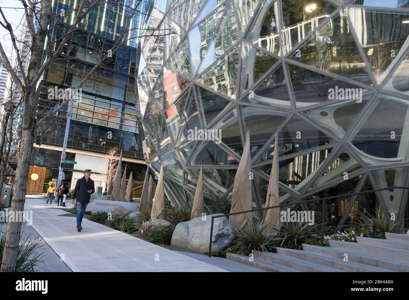 Les visiteurs se promenent dans Les Sphères du campus urbain Amazon, dans le quartier Belltown de Seattle, le 9 mars 2020. Le trafic de bateaux de transport, de piétons et de voitures est beaucoup plus léger que d'habitude dans la ville en raison de recommandations radicales pour que les gens restent à la maison pour ralentir la propagation du coronavirus. Keystone employeurs de la région, y compris Facebook et Amazon et beaucoup d'autres ont dit à leurs employés de télétravail plutôt que de travailler dans la mesure du possible. Banque D'Images